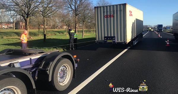 Vrachtwagen verliest zeecontainer op de snelweg A37