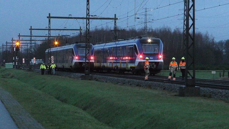 Voetganger overleden door aanrijding met trein bij onbewaakte spoorwegovergang (Video)