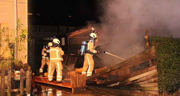 Felle brand verwoest meerdere schuurtjes (video)