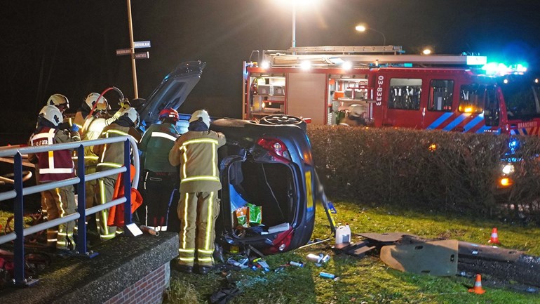 Auto rijdt frontaal op brug in Smilde: voertuig kantelt (Video)