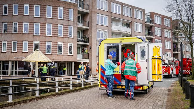 Twee personen gewond bij grote brand in appartementencomplex (Video)