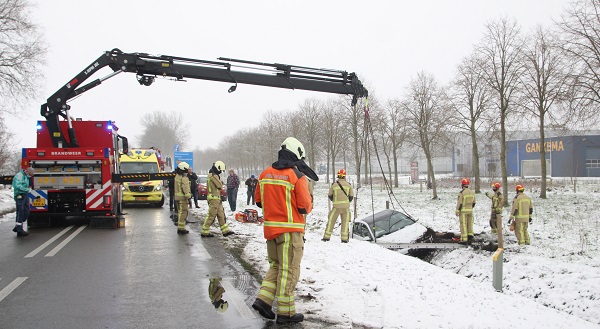 Brandweer takelt auto met slachtoffer uit de sloot vanwege beknelling (video)