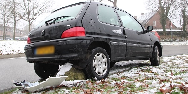 Auto belandt op kei na botsing met andere auto (video)