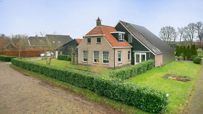 Te koop in Drenthe: Sfeervolle woonboerderij met gerenoveerd woonhuis en rijbak achter het huis