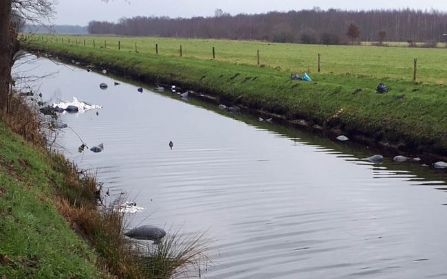 Grote hoeveelheid zakken hennepafval, vuilniszakken en jerrycans in kanaal gedumpt