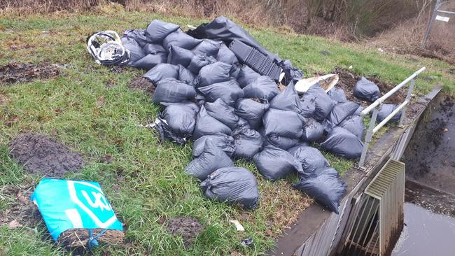 Ruim 40 zakken hennepafval gedumpt, politie zoekt getuigen