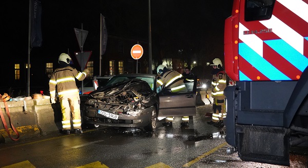 Bestuurder spoorloos na botsing tussen auto en vrachtwagen (video)