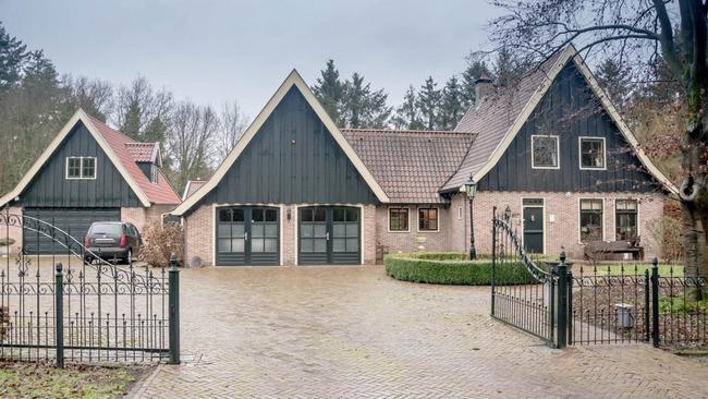 Te koop in Drenthe: Vrijstaand landhuis met inpandige dubbele garage en twee royale nieuw gerealiseerde bijgebouwen