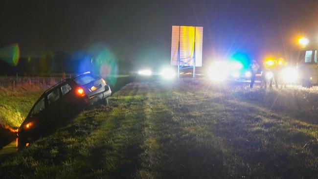 Auto raakt van de A28 en belandt in sloot (Video)