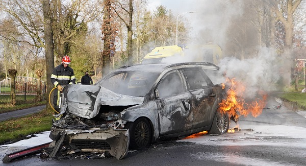 Auto vliegt in brand na botsing met busje (video)