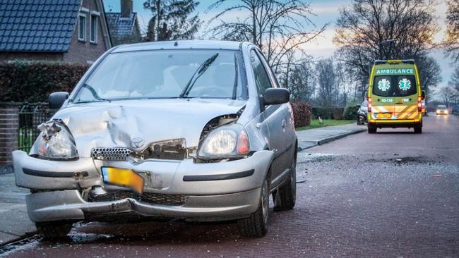 Auto botst op geparkeerde auto: een persoon gewond (Video)