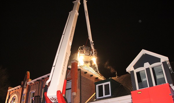 Twee gewonden bij woningbrand (video)