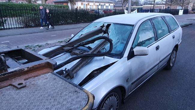 Dissel van aanhanger gaat door voorraam van auto na ongeval (Video)