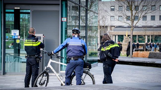 Politie en Mobiele Eenheid in Emmen na oproep tot rellen (Video)