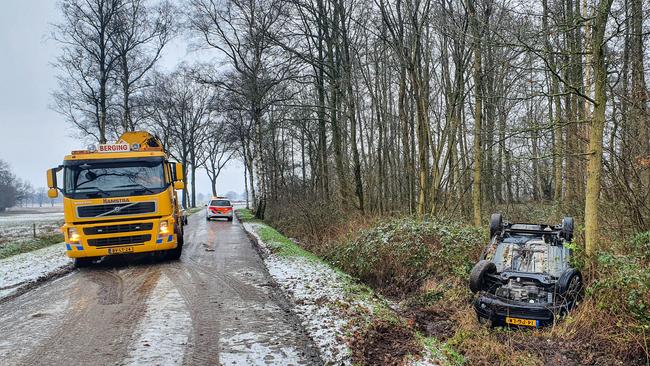 Auto op de kop in de sloot door gladheid (Video)