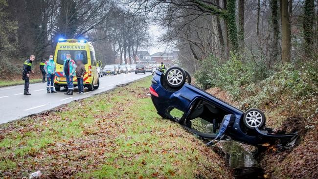 Auto belandt op de kop in de sloot (Video)