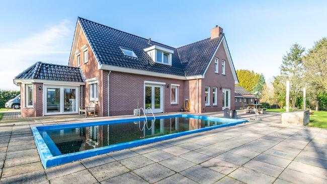 Te koop in Drenthe: Modern vrijstaande woning met zwembad, hout gestookte hottub en vrijstaande dubbele garage