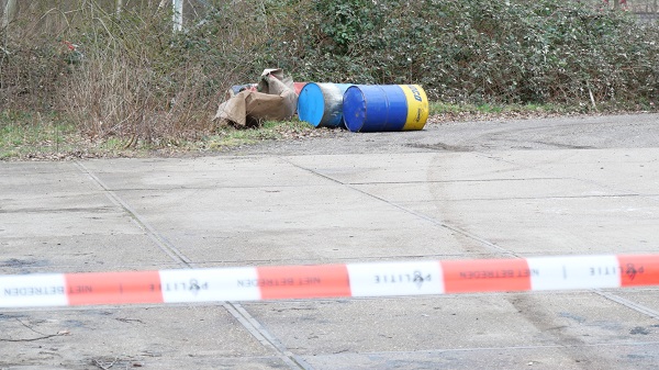 Brandweer en politie ingezet voor dumping van vaten (video)