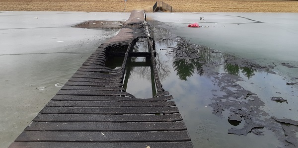 Politie zoekt getuigen van in brand steken loopbrug bij natuurbad