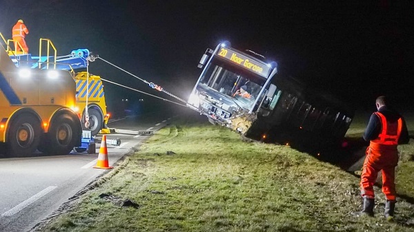 Buschauffeur gewond nadat bus in sloot terecht komt (video)