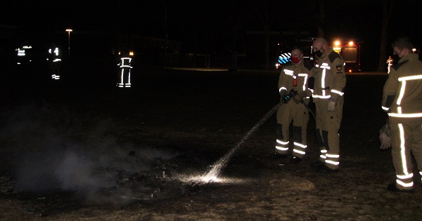 Opnieuw stapel met matrassen in brand gestoken op grasveld