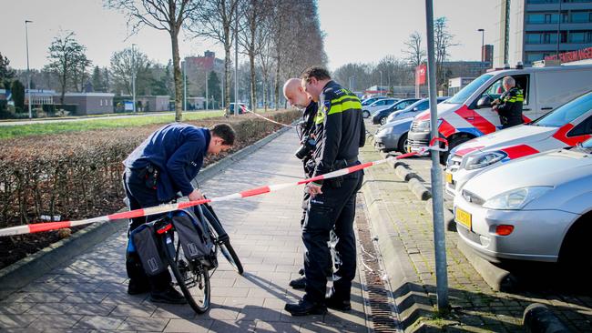 Fietsster door scooter aangereden en raakt gewond: scooterrijder gaat ervandoor (Video)