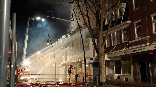 Drentse brandweer ingezet voor zeer grote brand in Veendam (video)