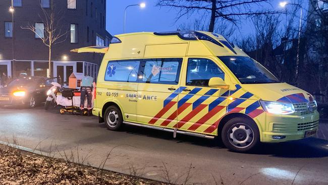 Vrouw op scooter gewond na botsing, auto rijdt door