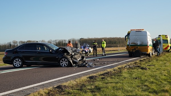 N34 uur afgesloten nadat auto achterop busje botst (video)