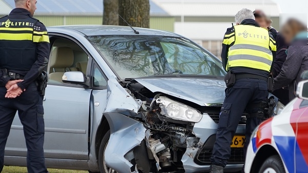 Automobilist botst tegen trekker bij inhaal actie