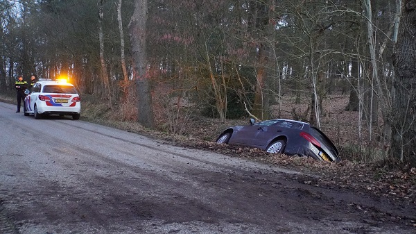 Auto raakt van de weg en komt in sloot terecht