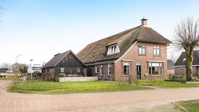 Te koop in Drenthe: Gerenoveerde riet gedekte woonboerderij met paardenstalling en aangebouwd gastenverblijf