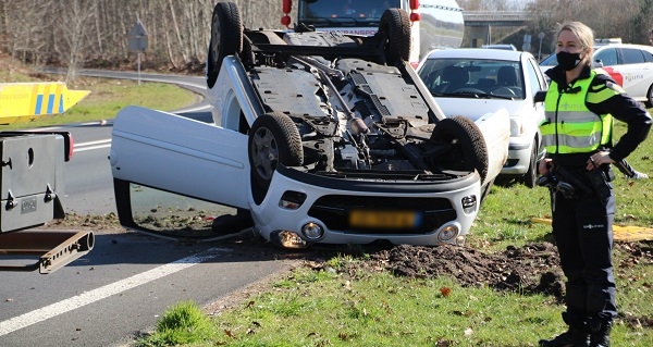 Auto vliegt over de kop bij eenzijdig ongeval (video)