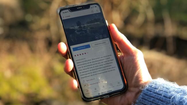 Al wandelend en luisterend over de natuurbegraafplaats met nieuwe app