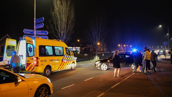 Hardloper naar het ziekenhuis na aanrijding met auto (video)