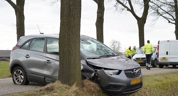 Man gewond na botsing met boom (video)