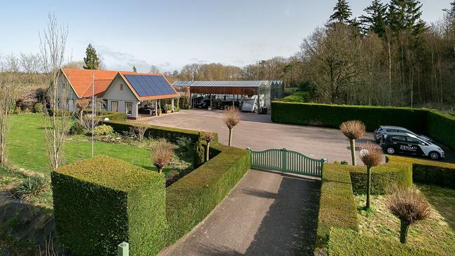 Te koop in Drenthe: Vrijstand landhuis met overdekt zwembad, sauna en 4.452 mÂ² perceel