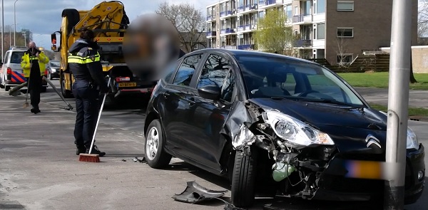 Auto zwaar beschadigd na botsing met lantaarnpaal (video)
