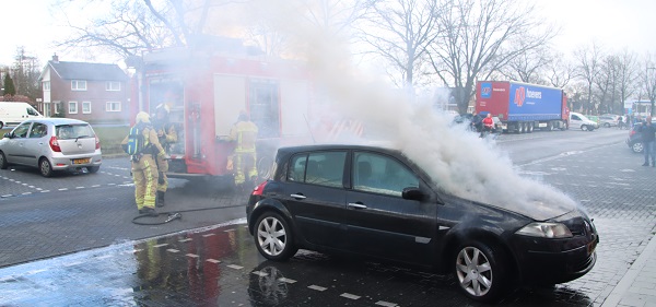 Auto vliegt in brand op parkeerplaats bij supermarkt (video)