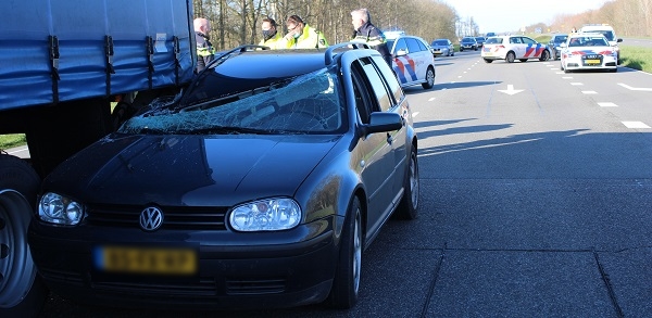 Bestuurder gewond na botsing met vrachtwagen (video)