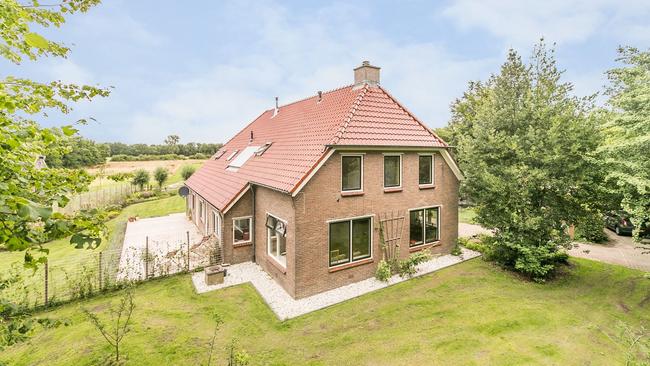 Te koop in Drenthe: Lichte en praktische woonboerderij met paardenbak en energielabel A op ruim 4,3 hectare grond