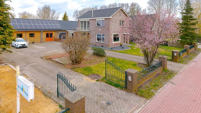 Te koop in Drenthe: Vrijstaande woning met meerdere bijgebouwen op een perceel van 2.640 mÂ² 