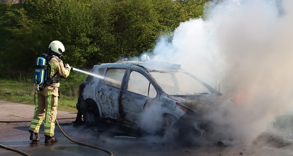 Automobilist ziet zijn auto in vlammen op gaan na kortsluiting (video)
