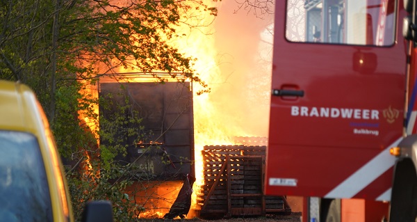 Dikke zwarte rookwolken bij grote brand in schuur en trailers (video)