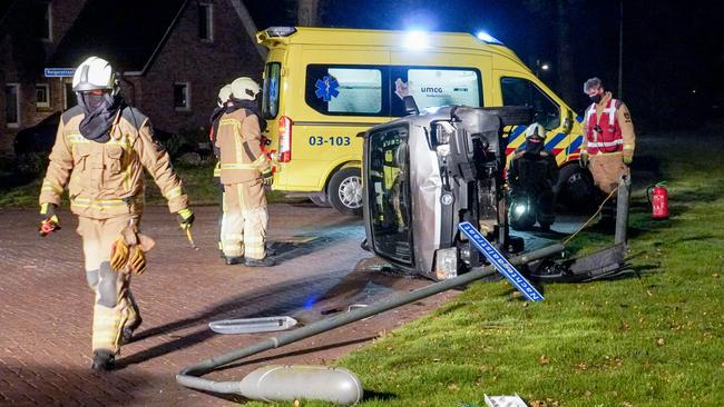 Flinke ravage door ongeval: auto ramt lantaarnpaal en straatnaambordje (Video)