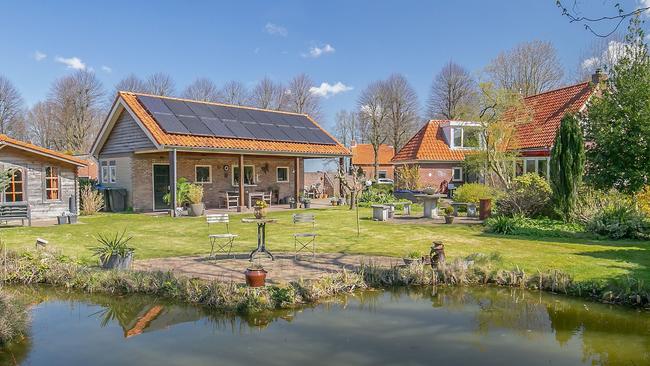 Te koop in Drenthe: Vrijstaande woning met een royale, besloten en verrassende tuin met terrassen, vijver en ruime garage met zolder