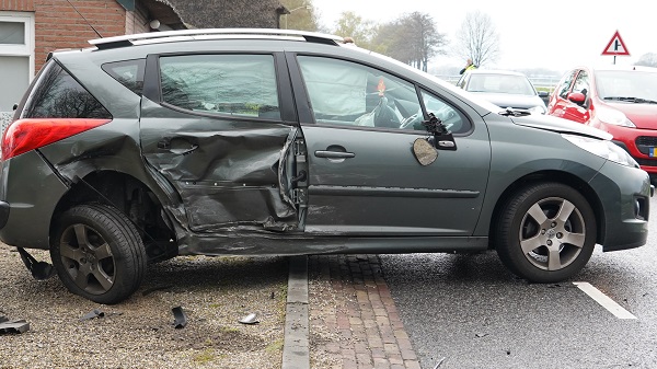 Auto en busje zwaar beschadigd bij botsing in Beilen (video)