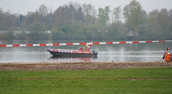 Traumahelikopter en sonarboot ingezet vanwege gevonden fiets bij het water (video)