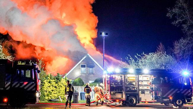 Grote uitslaande brand verwoest woonboerderij (Video)