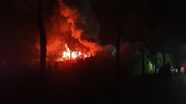 Grote uitslaande brand in boerderij Huis ter Heide: N919 volledig afgesloten